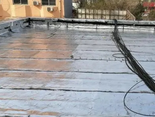 西固卫生间漏水维修公司分享下西固屋面楼顶防水刚性防水层施工要点。